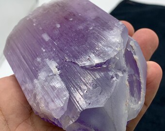 571.9グラムの両端が尖った天然クンツァイト（スポジュメン）結晶