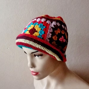 Bunte handgestrickte Beanie, Schneeflocke Weihnachtsmütze, Oma quadratische Beanie Bild 7