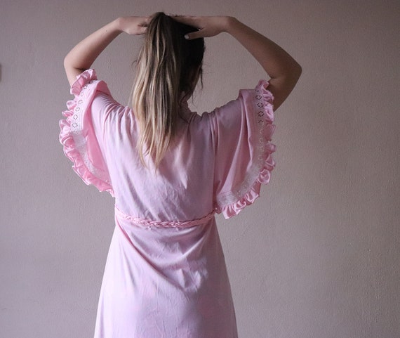 Vintage light pink robe 1960s ruffle lace collar a
