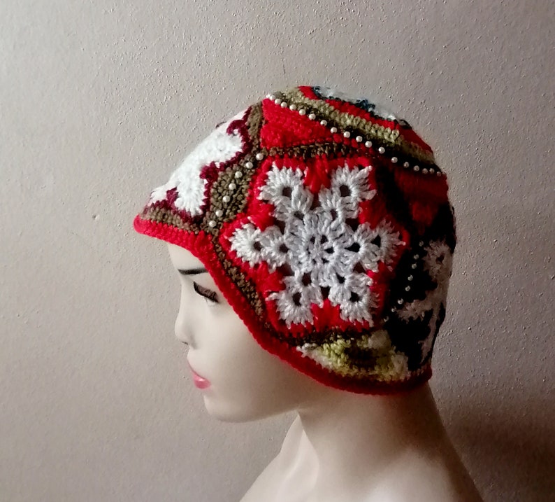 Bunte handgestrickte Beanie, Schneeflocke Weihnachtsmütze, Oma quadratische Beanie Bild 1