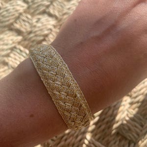 Bracciale intrecciato in filo d'oro o d'argento