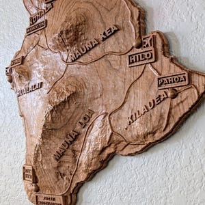 Hölzerne hawaiianische Inselkette, Wandkunst aus Holz, hawaiianische Insel, Wanddekoration, basierend auf echten topographischen Karten