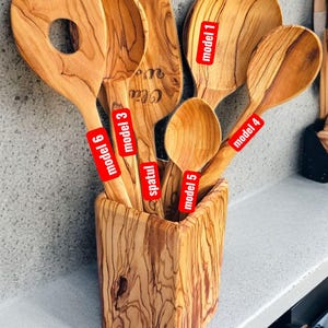 Ensemble d'ustensiles de cuisine en bois d'olivier sculptés à la main : portion de cuisine