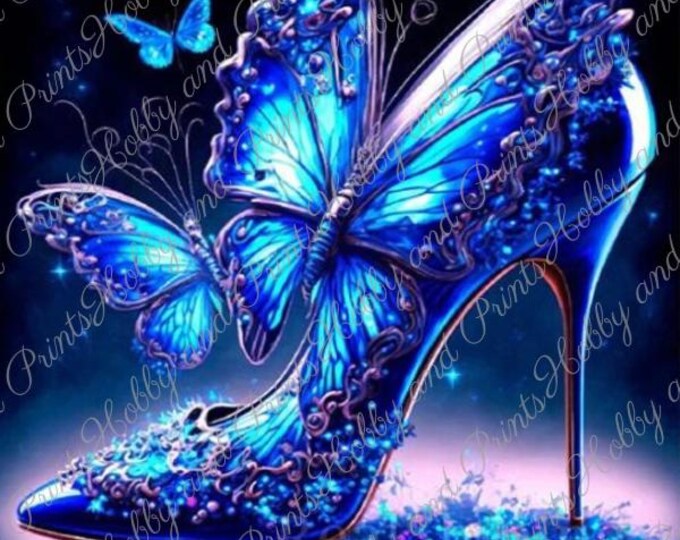 stylischer blauer High Heel mit Schmetterling