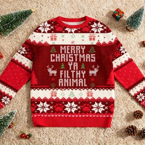 Puede incluir: Jersey navideño rojo con el texto "MERRY CHRISTMAS YA FILTHY ANIMAL". El jersey tiene un diseño festivo con copos de nieve, renos y cajas de regalo. Las mangas y el dobladillo son de color rojo liso. Pequeños árboles de Navidad y regalos rodean el jersey.