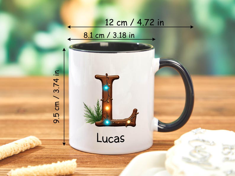 Peut inclure: Mug en c&eacute;ramique blanche avec une anse et un bord noirs, orn&eacute; d'une lettre "L" d&eacute;corative en bois avec des lumi&egrave;res et de la verdure. Le mug mesure 9,5 cm de haut, 12 cm de large et 8,1 cm de diam&egrave;tre. Le nom "Lucas" est imprim&eacute; en dessous.