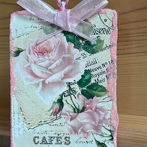 Vintage victorienne roses roses script carte postale Image découpée éphémère paillettes bois ornement de Noël Shabby Chic fait main Doodaba