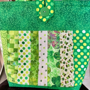 Bolso de mano con tiras de patchwork irlandesas celtas verdes con tréboles de San Patricio, bolso de mano Doodaba hecho a mano