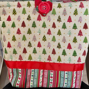 Bolso de mano Doodaba hecho a mano con árboles de Navidad en rojo, verde, marfil y dorado