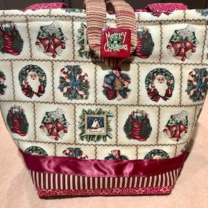Bolso de mano Doodaba hecho a mano con guirnalda de campanas de Papá Noel en color burdeos, calcetines y bastones de caramelo.