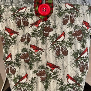 Bolso de mano con volantes, pájaros rojos, piñas verdes, ramas perennes, cardenales navideños de invierno, bolso de mano Doodaba hecho a mano