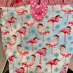 Bolso de mano Barbiecore hecho a mano con flamencos navideños, copos de nieve en color rosa aguamarina y rojo, pájaros tropicales