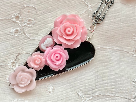 Vintage Repurposed Resin Pink Roses Valentine Cam… - image 1