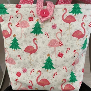 Bolso de mano con flamencos navideños de Barbiecore, árboles verdes rosas y pájaros tropicales, bolso de mano Doodaba hecho a mano de Barbiecore