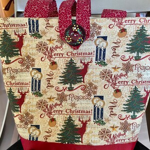 Bolso de mano Doodaba hecho a mano con diseño de ciervo, árbol y velas de Navidad en color verde burdeos