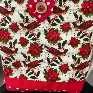 Bolso de mano Doodaba hecho a mano con pájaros navideños, flores de Pascua rojas y blancas, bayas de acebo y música.
