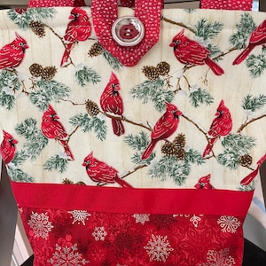 Cardenales Pájaros rojos Nieve Ramas de hoja perenne Piñas Bolsa de mano navideña plateada Bolso de mano Doodaba hecho a mano