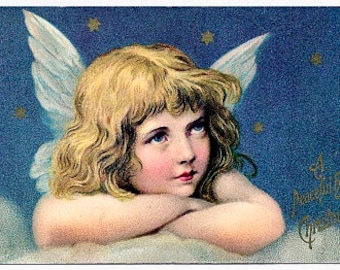 Puede incluir: Una tarjeta de Navidad vintage con un ángel joven de cabello rubio y alas blancas. El ángel mira hacia arriba con una expresión pensativa. El fondo es azul oscuro con estrellas doradas.