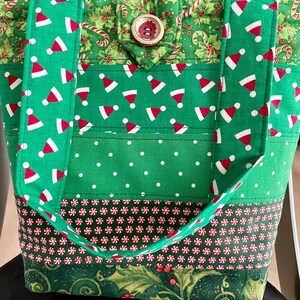 Bolso de mano Doodaba hecho a mano con gorros de Papá Noel con acebo verde navideño y retazos de caramelos de menta