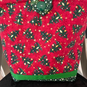 Bolso de mano Doodaba hecho a mano con árboles de Navidad en rojo y verde