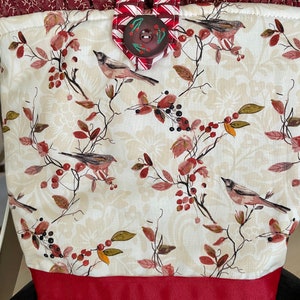 Bolso de mano Doodaba hecho a mano con pájaros, bayas y hojas en color burdeos