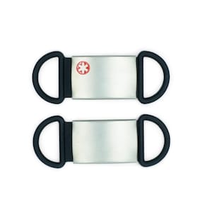 Könnte beinhalten: Zwei schwarze und silberne medizinische Armbänder mit einem roten Stern-des-Lebens-Symbol auf einem der Armbänder.