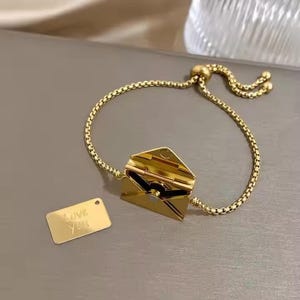 Pulsera personalizada con sobre bañada en oro de 18 quilates. Dije con letra de amor personalizable que se puede abrir. Regalo romántico para novia, esposa, madre o mejor amiga.