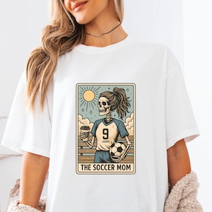 Personalisiertes Fussball Mama Skeleton Shirt, Komfort Colors® Game Day T-Shirt, Benutzerdefiniertes Tarot Karten Stil Fussball Mama Shirt, Halloween Geschenk, Muttertags Shirt