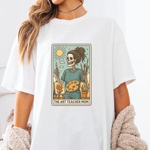 Kunstlehrer Mama Shirt, Comfort Colors® Tarot-Karte Skeleton T-Shirt, lustiges Künstler Lehrer T-Shirt, gruseliges Halloween Shirt, Geschenk für kreative Mütter