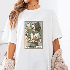 Lehrer Mama Shirt, Comfort Colors® Tarot Karte Skelett T-shirt, Lustiges Lehrer Halloween T-Shirt, Gruseliges Schule Mama Shirt, Geschenk für Erzieher