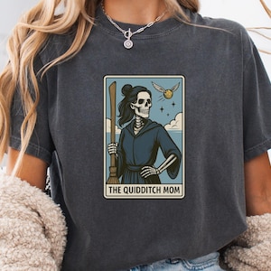 La chemise squelette de maman de Quidditch - T-shirt amusant Magical Comfort Colors® pour les fans de sports fantastiques, les mamans sorciers et le jour du match d'Halloween, HP Rat de bibliothèque