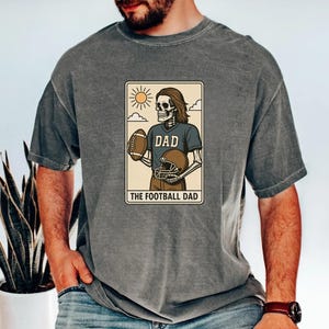 Chemise squelette pour papa de football américain Comfort Colors® T-shirt vintage amusant de style tarot, cadeau pour père entraîneur sportif le jour du match et fan de sport
