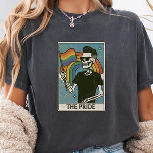 Stolz Skelett Tarot Karte Shirt Komfort Farben LGBTQ Regenbogen Grafik Tee Gothic Spooky Witchy Ästhetik Skeleton Queer Spirit Vintage Shirt