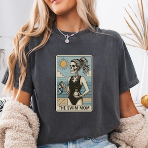 Camiseta esqueleto Swim Mom – Camiseta retrô com cores confortáveis para mães que frequentam piscinas, presente divertido para dias de competição de natação e amantes de esportes aquáticos