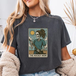 Camiseta Hockey Mom Skeleton – Camiseta vintage com cores confortáveis para mães que gostam de hóquei e amantes de esportes