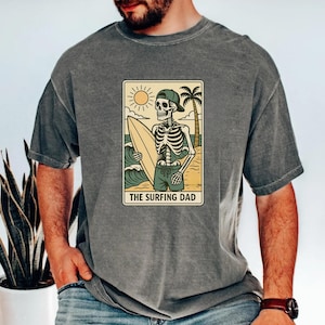 Camiseta esqueleto para pai surfista Comfort Colors®, camiseta engraçada de tarô de praia para presente de surfista para o pai, camiseta esqueleto para surfista de verão