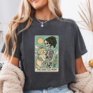 Chemise squelette pour maman Shih Tzu, cadeau drôle pour les amoureux des chiens T-shirt style tarot Comfort Colors® pour femme avec illustration Shih Tzu blanche