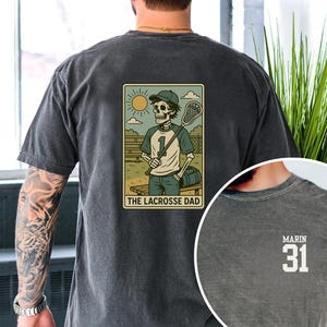 Camisa de lacrosse personalizada para papá con colores cómodos y diseño de esqueleto, perfecta para días de juego y padres deportistas orgullosos.
