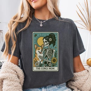 Das Corgis Mom Shirt, Comfort Colors® Hunde Tarot Karte T-Shirt, Skelett Hund Mama T-Shirt mit Blumen, lustiges Geschenk für Corgis Liebhaber