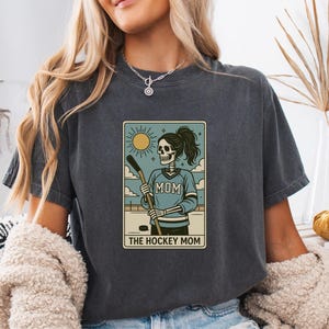 Camiseta vintage com cores confortáveis para mães de hóquei – Camiseta com design de esqueleto de hóquei para presente de mães esportistas