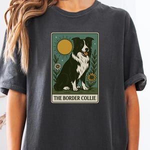 Maglietta con carta dei tarocchi del Border Collie, colori comfort, maglietta grafica per amanti dei cani, maglietta estetica celeste, maglietta vintage con sole e stella, spirito animale
