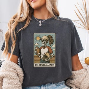 Le maillot squelette de maman footballeur - t-shirt vintage confort couleurs pour mamans sportives, ambiance Game Day et cadeau drôle de style de touche