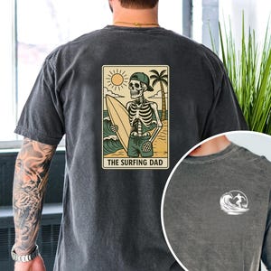 Camiseta personalizada de esqueleto para pai surfista Comfort Colors®, camiseta engraçada de tarô de praia para presente de surfista para pai, camiseta de esqueleto para surfista de verão