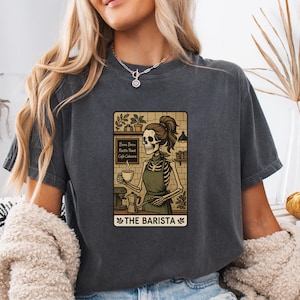 Camiseta Barista Esqueleto Café Tarô Carta Camiseta Comfort Colors® Engraçada Café Calavera Latte Art Presente Amante de Espresso