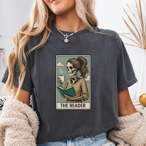 Maglietta vintage con scheletro "The Reader" - Regalo per gli amanti dei libri dai colori confortevoli, comoda maglietta da lettura per amanti della lettura e del caffè