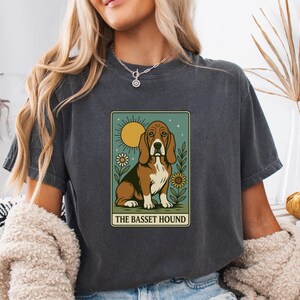Maglietta con i Tarocchi dello Scheletro del Basset Hound, Colori Comfort, Amante dei Cani, Maglietta Retro per Mamma di Cani, Maglietta Grafica Vintage per Proprietari di Cani e Basset Hound