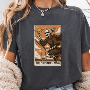 La chemise squelette de maman de Quidditch - T-shirt amusant Magical Comfort Colors® pour les fans de sports fantastiques, les mamans sorciers et le jour du match d'Halloween, HP Rat de bibliothèque