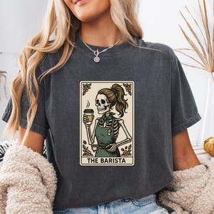 Camiseta engraçada com esqueleto de barista para amantes de café Comfort Colors® Café Tarot, presente gráfico para viciados em expresso, estilo Halloween