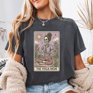 Yoga Mom Shirt, Comfort Colors® Skelett Tarot Karte T-Shirt, lustiges Blumen Yoga Mama T-Shirt, spirituelles Halloween Shirt, Herbstgeschenk für Yogi Mütter