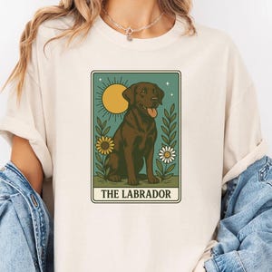 Maglietta con carta dei tarocchi Labrador Comfort Colors, maglietta grafica per amanti dei cani mistici, maglietta vintage con estetica di animali celesti, stella stregata, sole, spirito animale